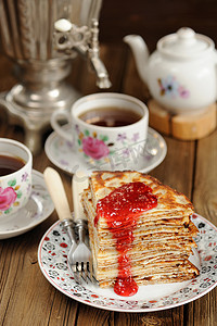 聚焦全国摄影照片_俄罗斯薄饼配覆盆子果酱、老式茶炊和茶具