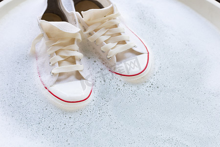 洗鞋前先将鞋子浸湿。