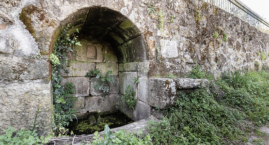 健康水源摄影照片_葡萄牙老石水源-古井