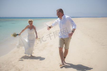 美丽的已婚夫妇在热带海滩婚礼当天