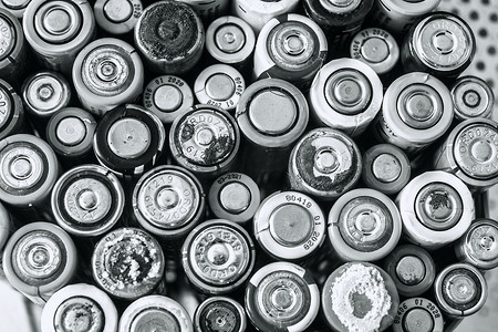 垃圾污染摄影照片_各种尺寸的废旧一次性漏电池组