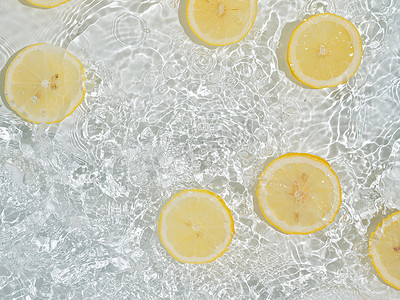 干净透明水中的柠檬片，白色 bg