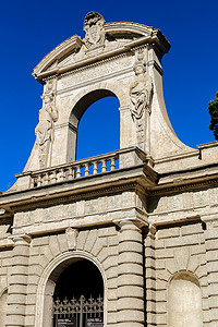意大利雕塑摄影照片_与雕塑的老曲拱在罗马，意大利。