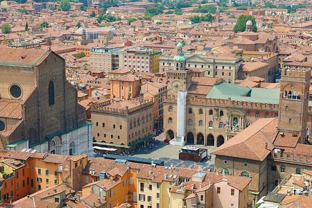 意大利博洛尼亚马焦雷广场上的中世纪老城中心和圣彼得罗尼奥大教堂的博洛尼亚城市景观