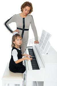 那个女孩弹钢琴