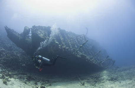 潜水员探索大型沉船