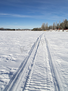 冰湖上的雪地摩托轨道