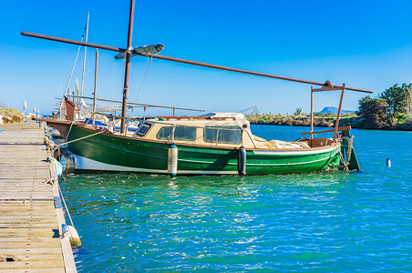 老渔船停泊在西班牙马略卡岛海岸的木码头上