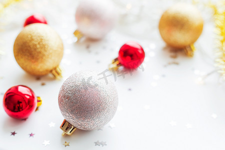 圣诞节和新年背景与金色和红色装饰球圣诞树与灯泡和五彩纸屑。