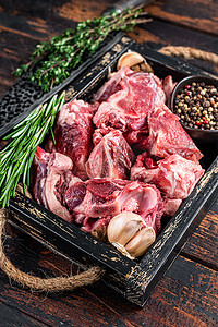韭菜肉丁摄影照片_生羊肉或山羊肉切成丁，与骨头一起炖。