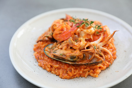 海鲜烩饭配贻贝虾和鱿鱼，意大利食品