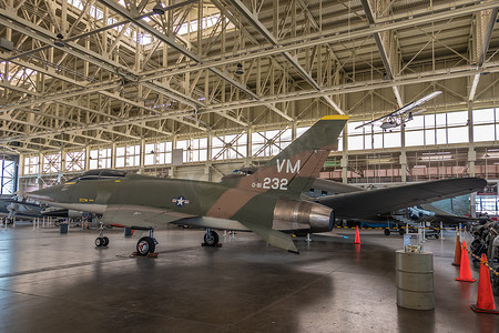 珍珠港航空博物馆机库中的战斗机 VM 0-81 232