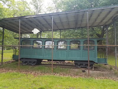 带盖金属栅栏的旧绿色火车车厢
