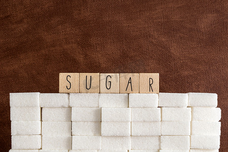 糖块墙，棕色自然背景纹理上写着糖，健康，糖尿病，医疗，糖，甜 垃圾食品概念