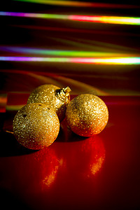红色背景上的三个黄色圣诞球由 Gema Ibarra 提供