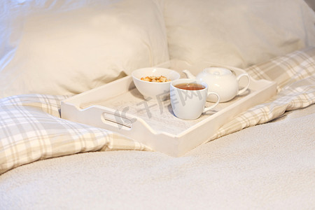 早餐在床上 - 卧室早餐托盘上的条纹茶具