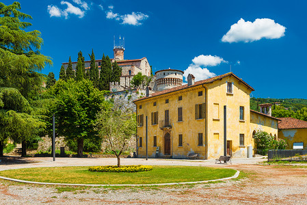 2017春节新摄影照片_布雷西亚 — 2017年7月，意大利：布雷西亚城堡及周围建筑