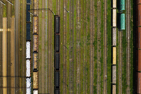 铁路轨道和汽车的空中摄影 汽车和铁路的顶视图 明斯克 白俄罗斯