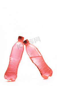 粉色水瓶靠在一起