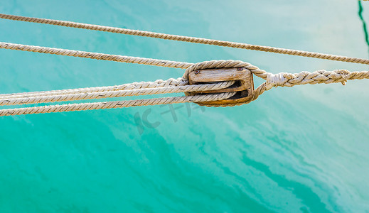 海洋背景、带航海绳索的帆船木滑轮