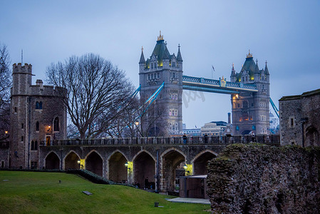 从伦敦塔城堡有利位置的标志性塔桥伦敦英国地标