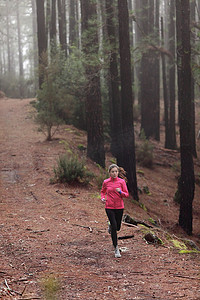 在森林训练中跑步的妇女