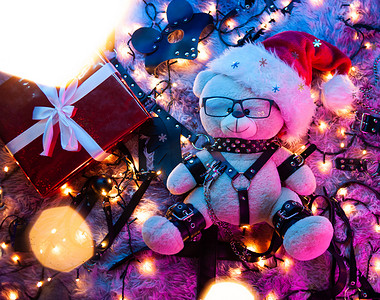 一只戴着圣诞老人帽子的熊是 BDSM 游戏的圣诞礼物，来自一家霓虹灯下的性用品商店，供新年使用