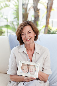 成熟的女人展示她孙子的照片