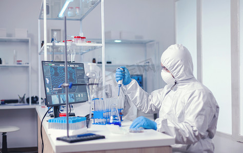 实验室科学家在检查样品时使用微移液器