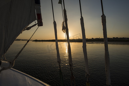 日落时从帆船上欣赏埃及尼罗河的景色