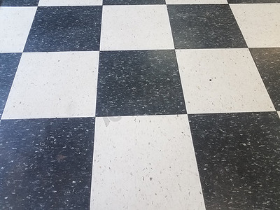 地板上的黑白方形瓷砖图案