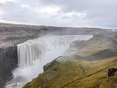冰岛黛提瀑布（Dettifoss）瀑布长时间暴露，水从边缘落下，形成巨大的喷雾云