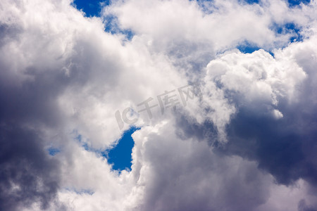 游动摄影照片_郁郁葱葱的白色积云在蓝天上游动