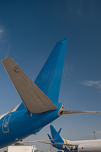 国际航空公司飞机尾巴在机场有蓝天的在背景中