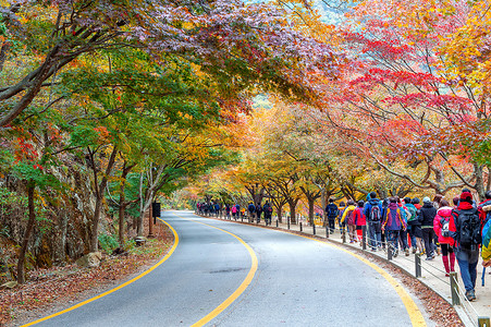 秋季，游客在韩国内藏山周围拍摄美丽的风景。