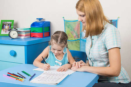 五岁女孩学会正确写字母，导师帮助她