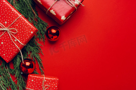 红色节日圣诞节背景与针叶树枝