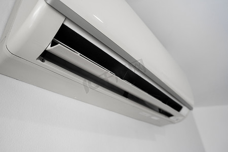 空调客厅摄影照片_空调安装在客厅或卧室的白墙上。