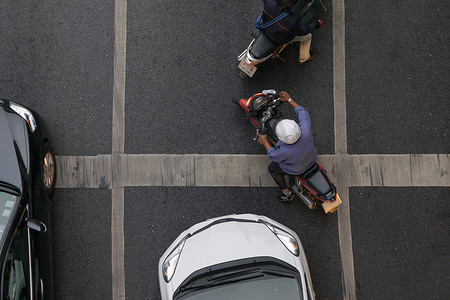 汽车和摩托车在有红绿灯的交叉路口