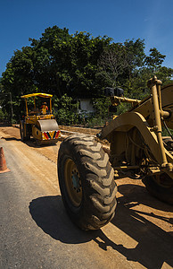 平地机正在道路建设中。