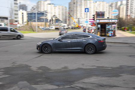 乌克兰，基辅 - 2021 年 4 月 26 日：浅蓝色 TESLA Model S 汽车在街上行驶。