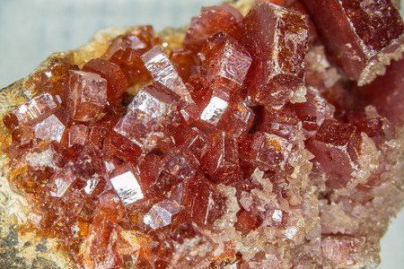 基岩上的红色钒铁矿晶体