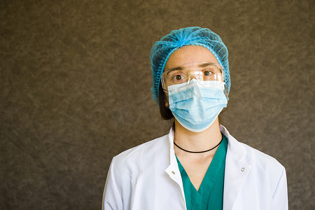 女医生肖像，戴着面具、眼镜、手套和制服的医生。