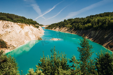 水粉笔摄影照片_Volkovysk 粉笔坑或白俄罗斯马尔代夫美丽的饱和蓝色湖泊。