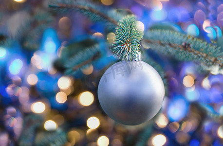 冷杉树枝与圣诞球、云杉树枝和散景闪闪发光。