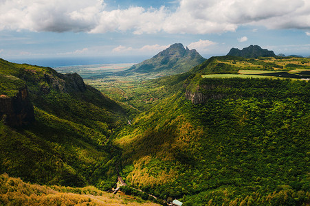 毛里求斯岛摄影照片_毛里求斯岛峡谷的山景，毛里求斯丛林的绿山