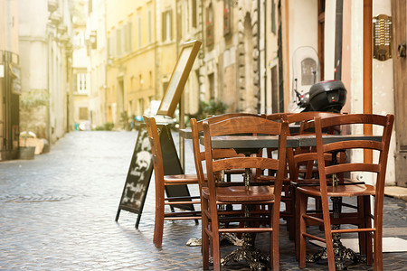 空荡荡的街道上矗立着空荡荡的餐桌和椅子