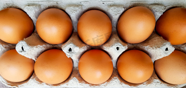 蛋盒中生鸡蛋的特写视图