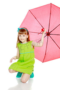 姑娘撑着红伞遮阳避雨。