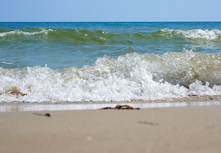 夏日黑海的波浪飞溅